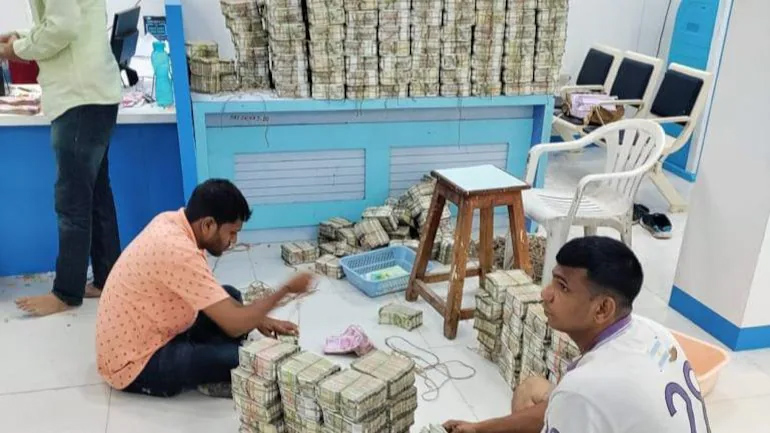 Maharashtra: I-T department seizes  Rs 58 crore cash; 32 kg gold  during Jalna raid; took 13 hours to count
